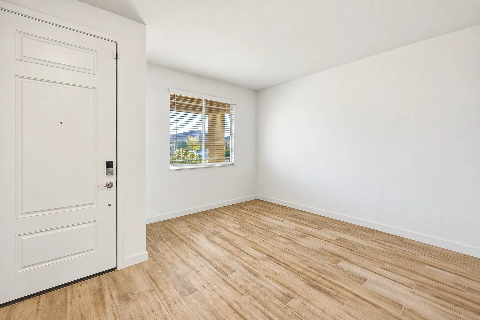 3 bed, 2.5 bath, 2160 sqft, $2,495 — Photo 4