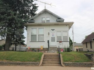 1215 S 9th St, Clinton, IA 52732