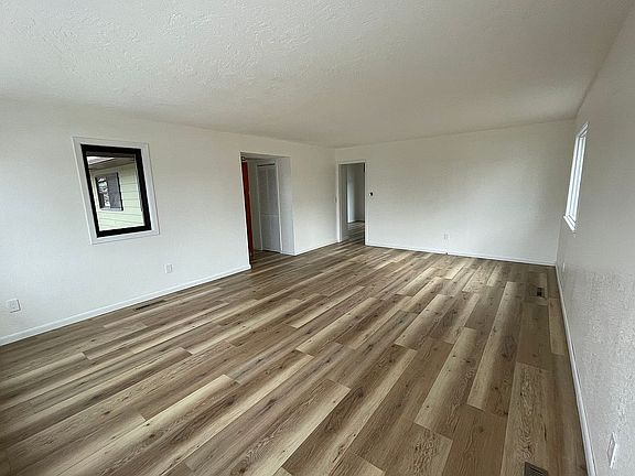3rd image of 1601 Pine Dr