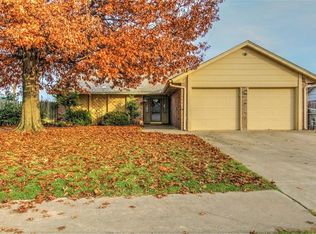 904 N Robinson Ave, Moore, OK 73170