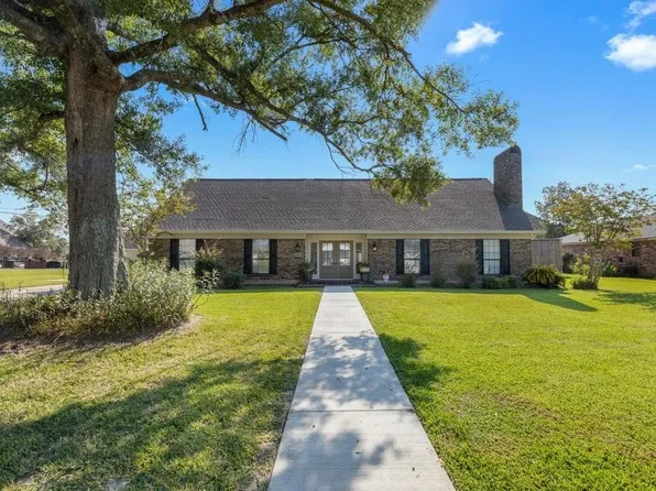 1932 Honeysuckle Ln, Sulphur, LA 70663