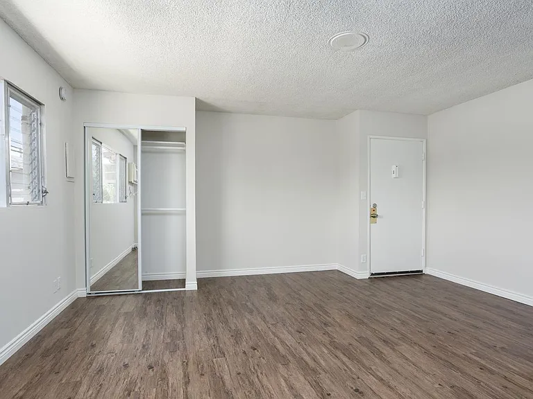 16025 Gault St #17 — Photo 6