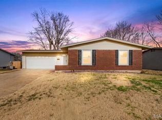 1475 Loveland Dr, Florissant, MO 63031