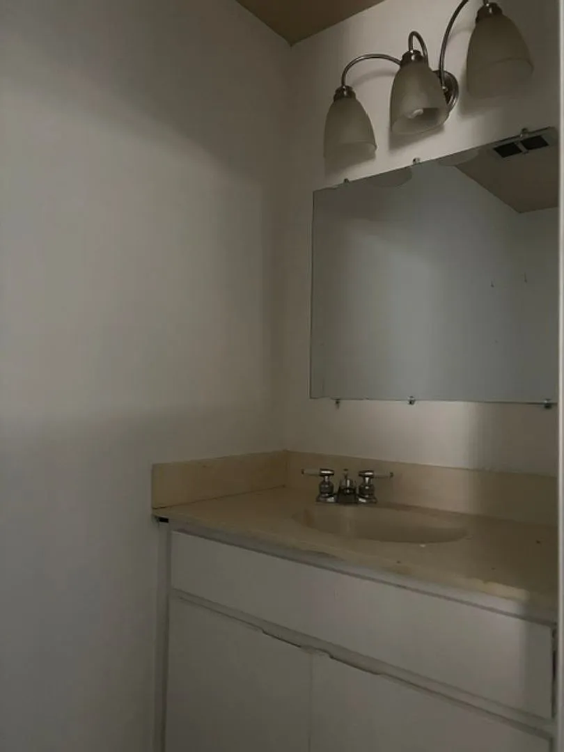 All brick two story townhouse in Westover Glenn — Photo 4