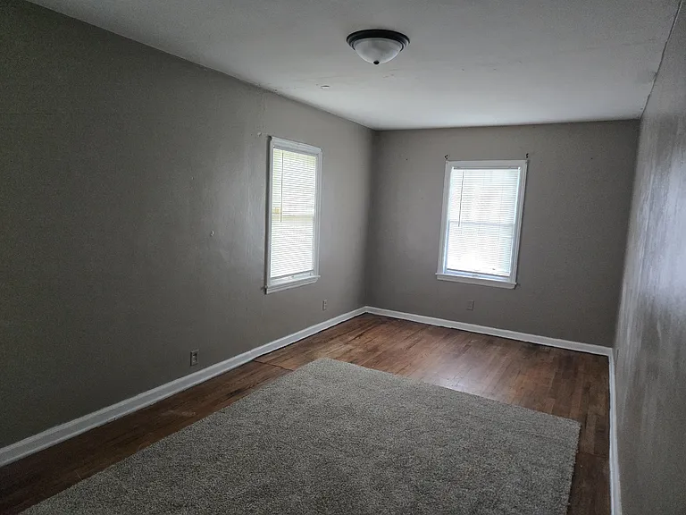 2047 Beverly Pl — Photo 7