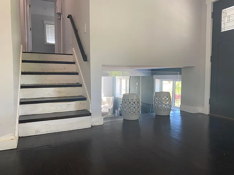 Cloverdale Ln — Photo 2