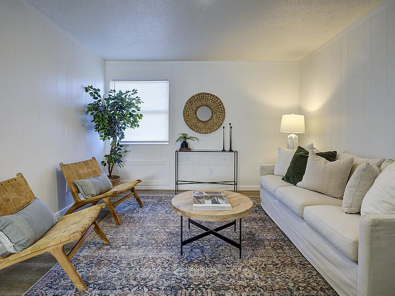 102 Diane Ln — Photo 2
