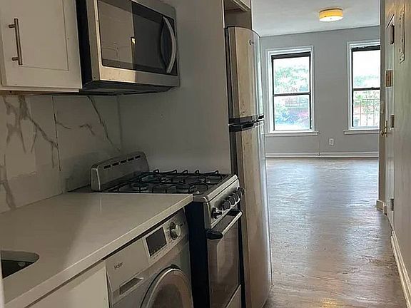 2nd image of 154 E 106th St APT 1B