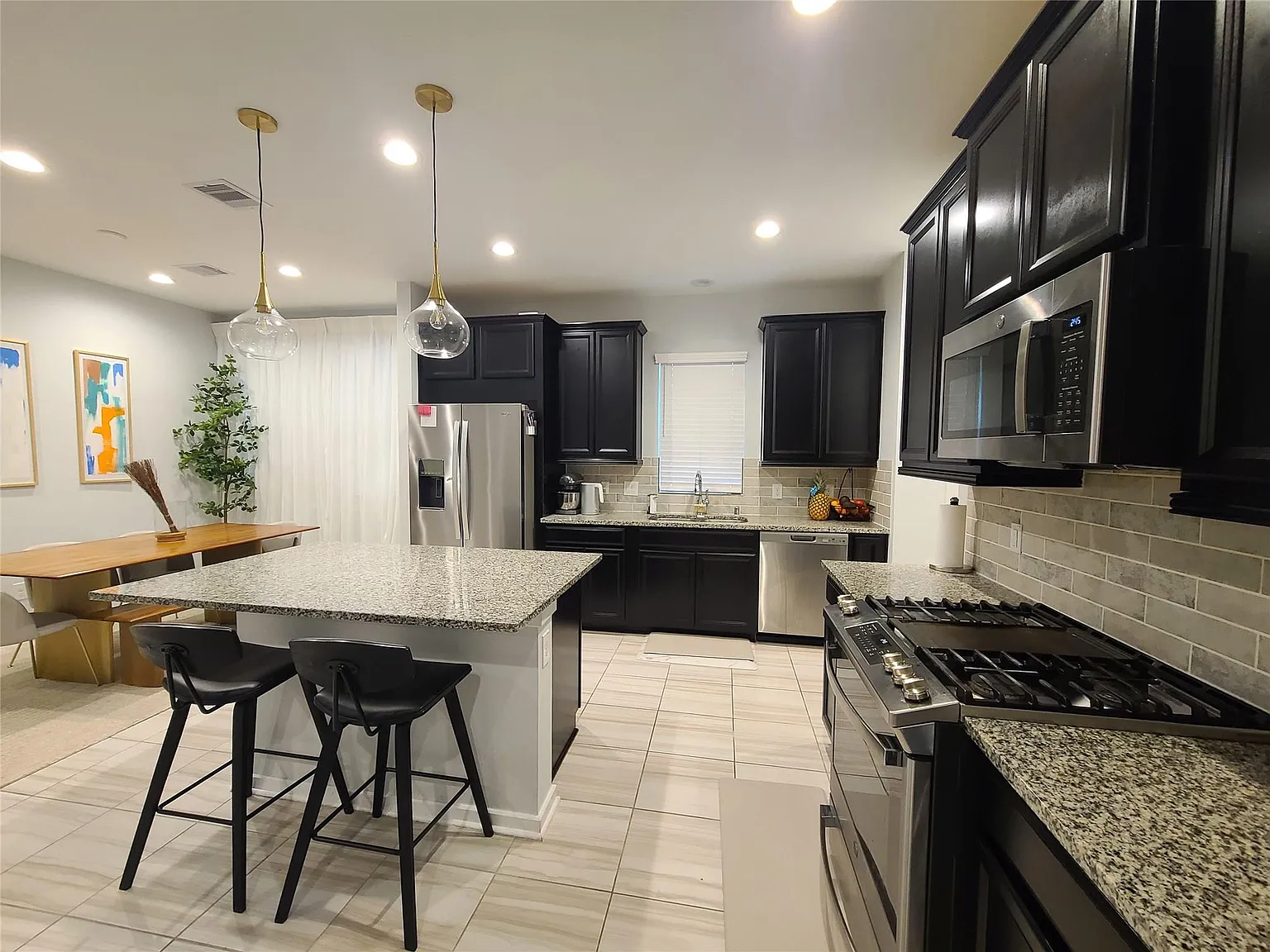 4 bed, 2.5 bath, 2264 sqft, $2,850 — Photo 2