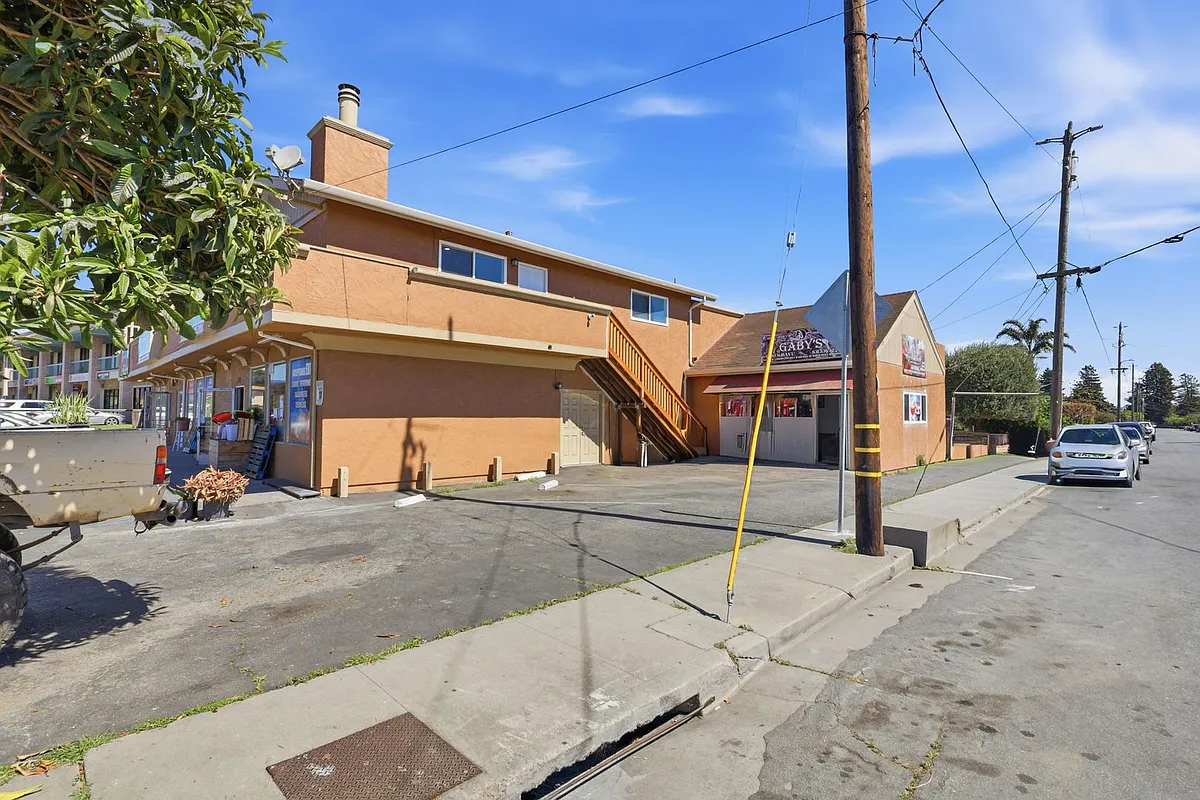 Building Photo - 710A E Lake Ave