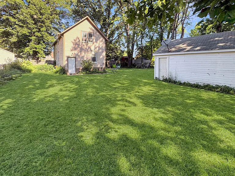 21332 Beechwood Ave — Photo 3