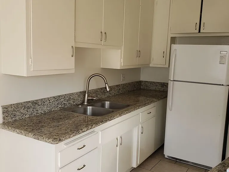 1040 Euclid St — Photo 3