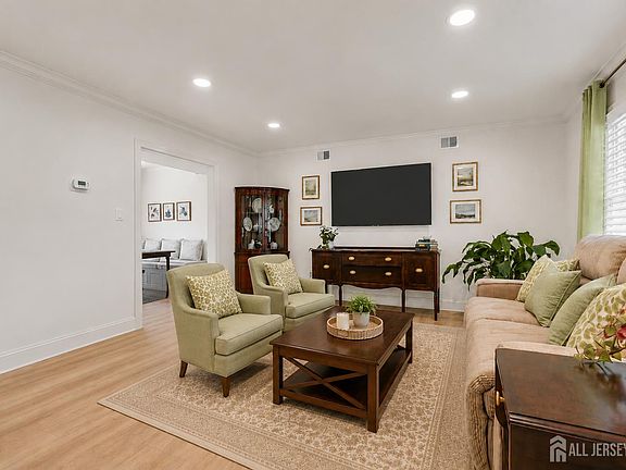 4th image of 40 Icemeadow Ln