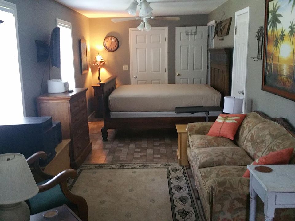 Furnished or unfurnished lovely apartment with screened porc