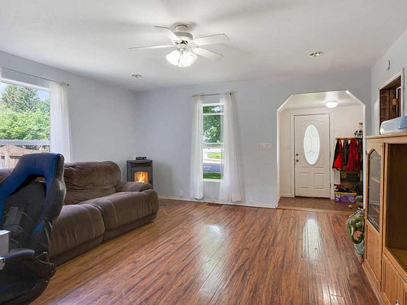 5th image of 1323 Larch St