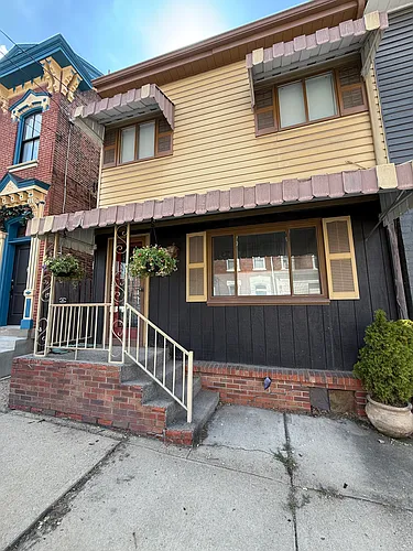162 1/2 S 17th St Photo 1