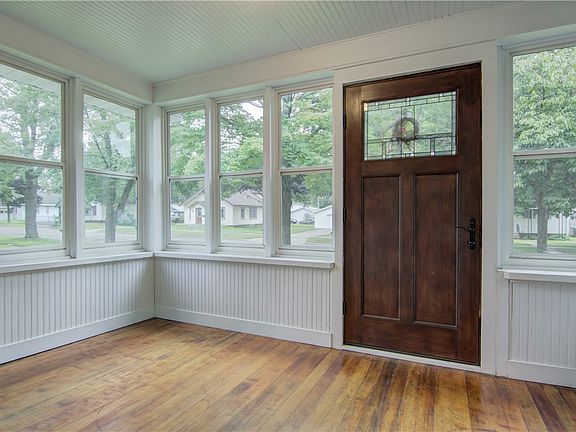 5th image of 621 Maple Street