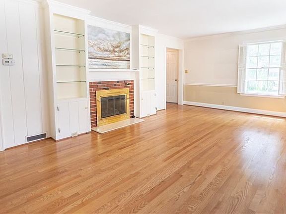 5th image of 122 Woodcrest Blvd