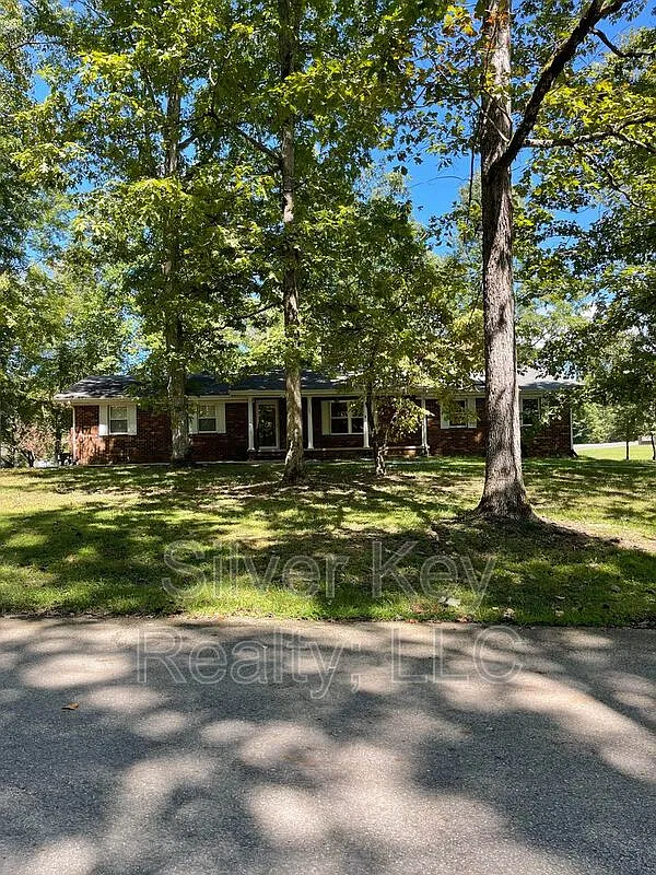 3 bed, 1.0 bath, 1300 sqft, $1,695 — Photo 1
