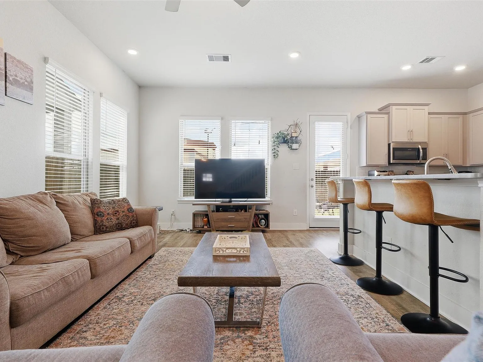 3 bed, 2.5 bath, 1768 sqft, $2,250 — Photo 2