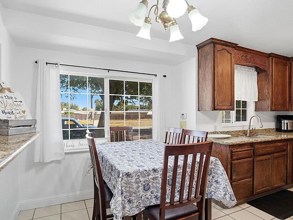 5th image of 2320 Encina Ave