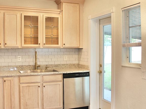 4th image of 3920 W Bay Court Ave