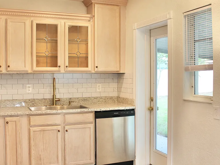 3920 W Bay Court Ave — Photo 4