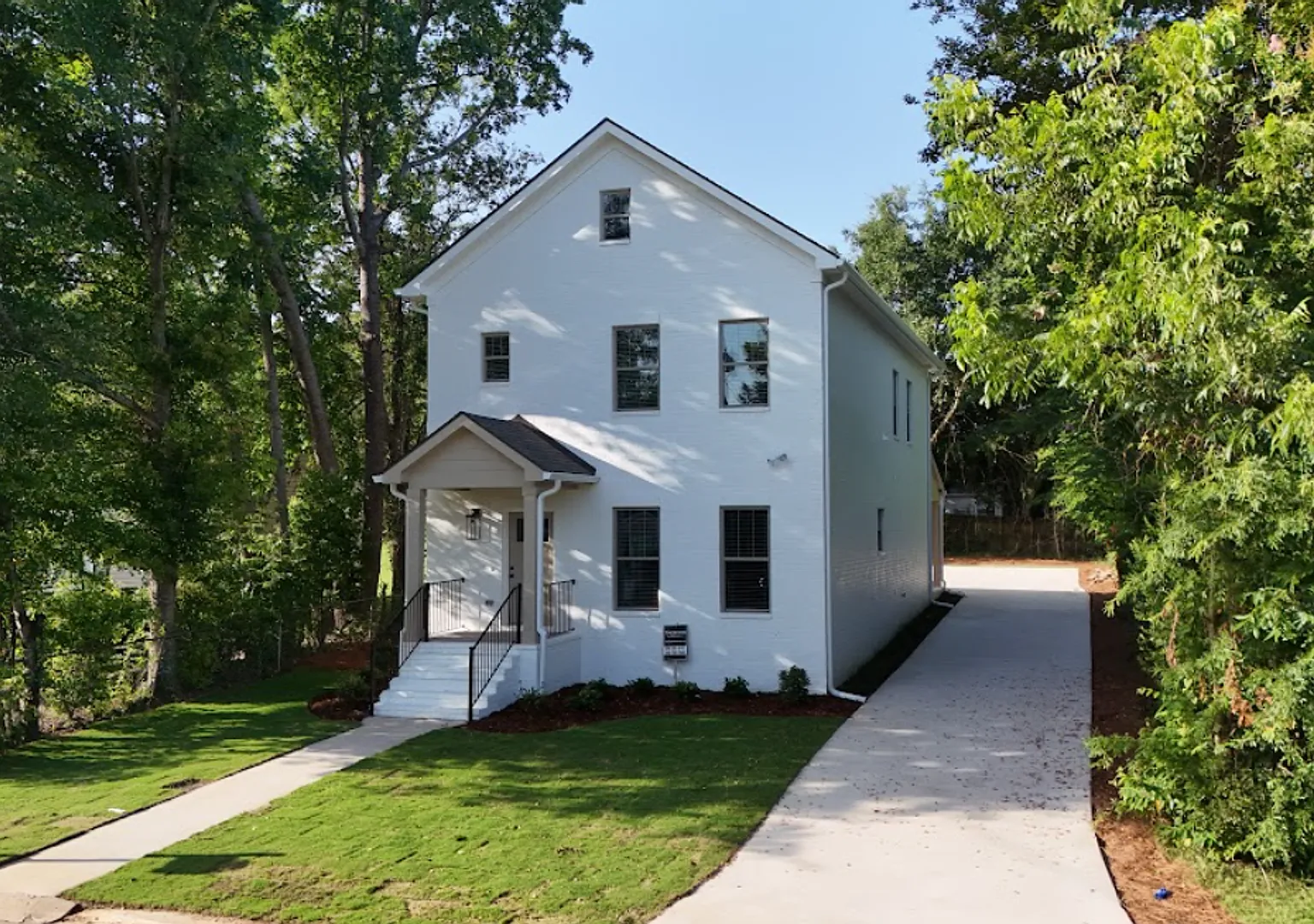 16 Lakeview 4 Bed / 4.5 Bath Leasing For Fall 2027 Less Than A Mile From Campus — Photo 2
