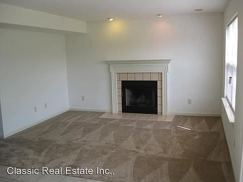3rd image of 216 Acorn Falls Dr