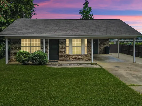 909 Pacific Ave, Wake Village, TX 75501