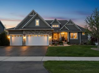 9264 Hawkcrest Ct, Chanhassen, MN 55317