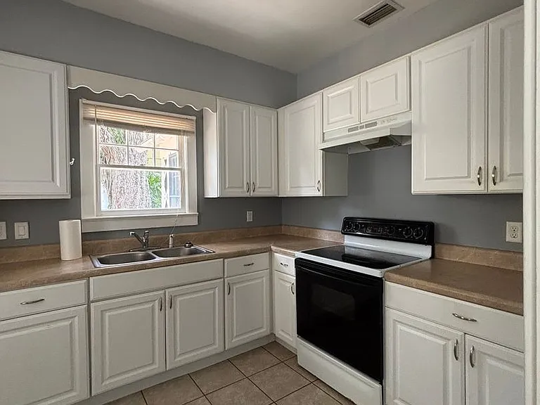211 N Highland Ave — Photo 24