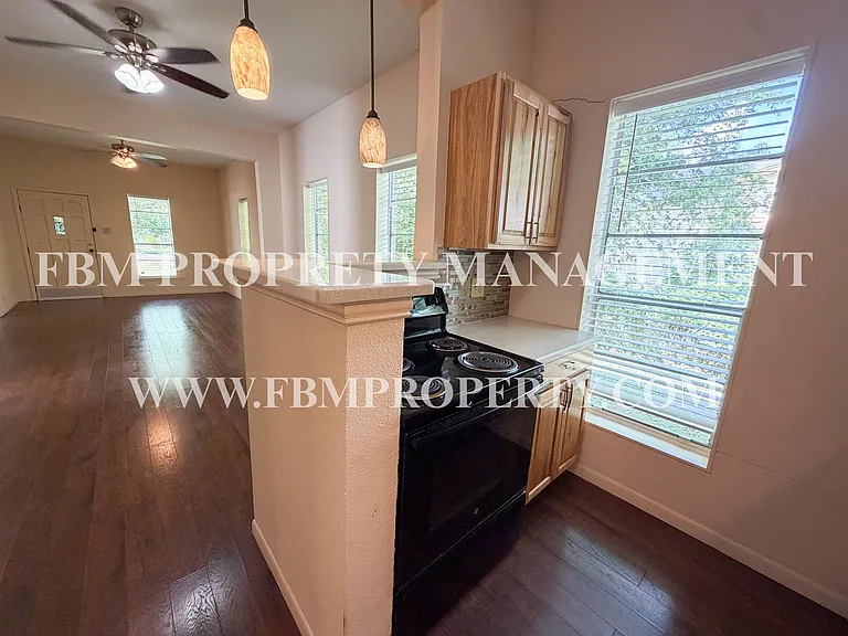 309 SE 2nd St — Photo 9