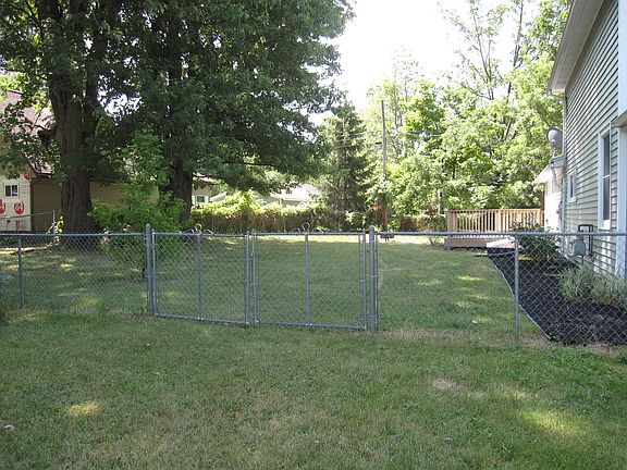 3rd image of 6058 Lakeview Cres