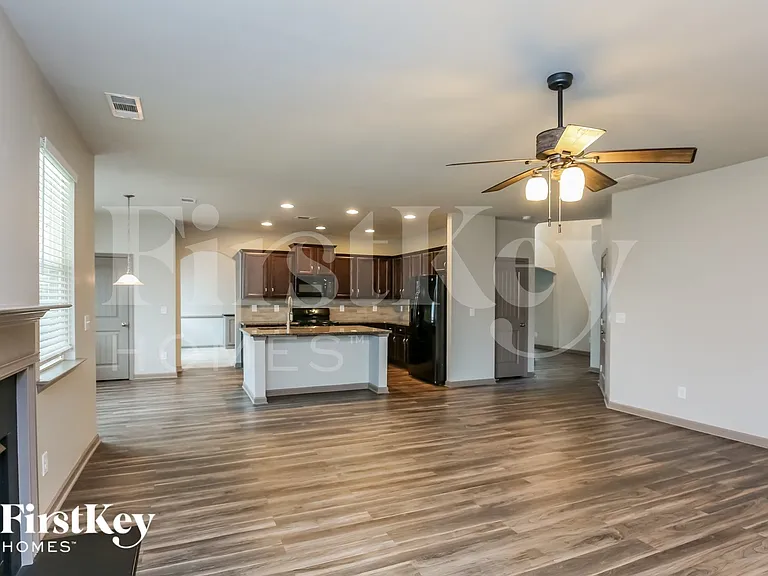 270 Freedom Pkwy — Photo 2