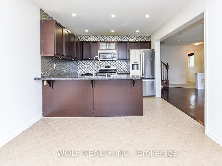 449 Tyrone Cres — Photo 12
