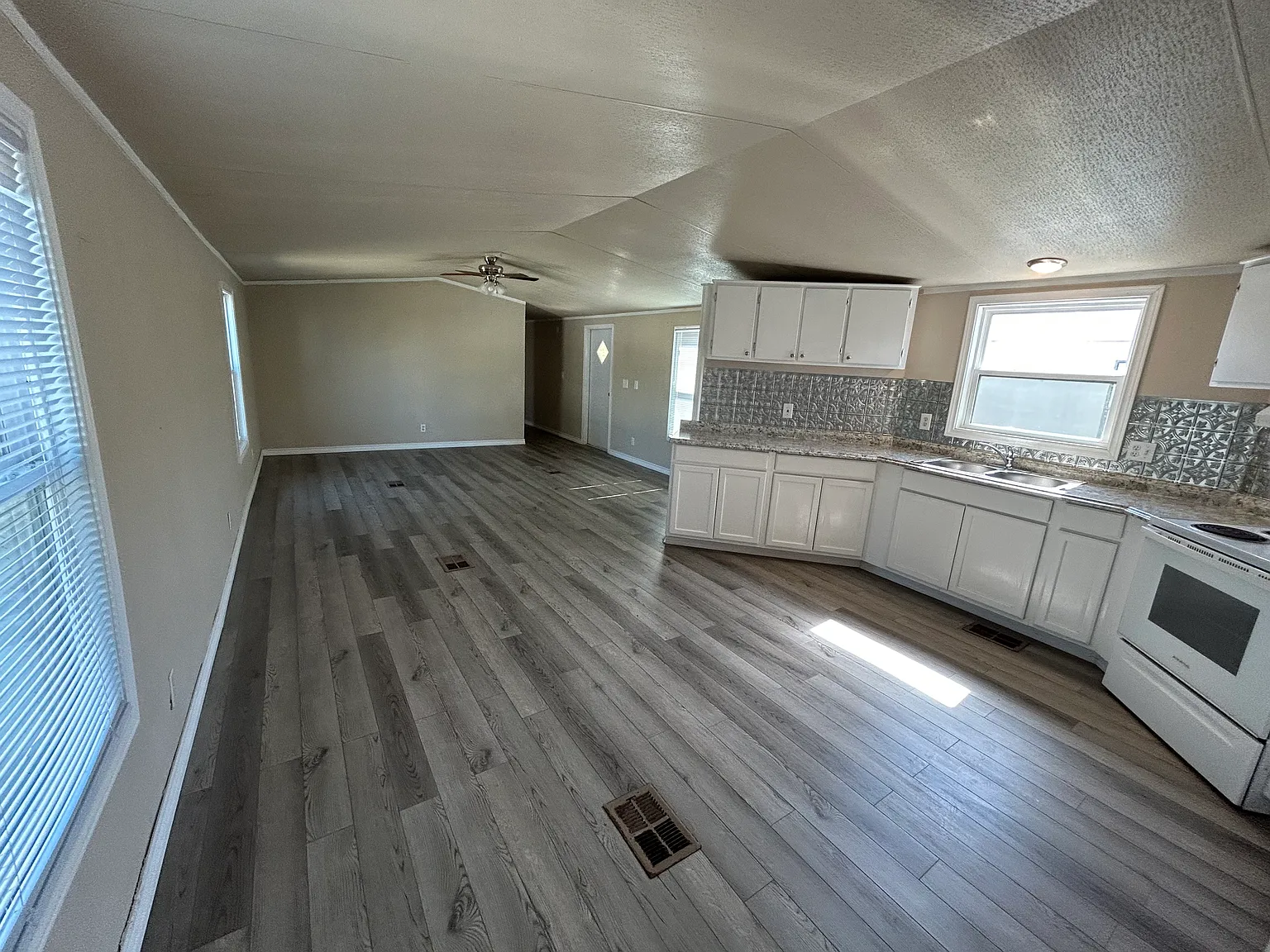 3 bed, 1216 sqft, $1,150 — Photo 2