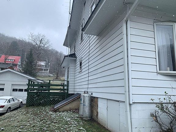 4th image of 366 Lakeside Dr