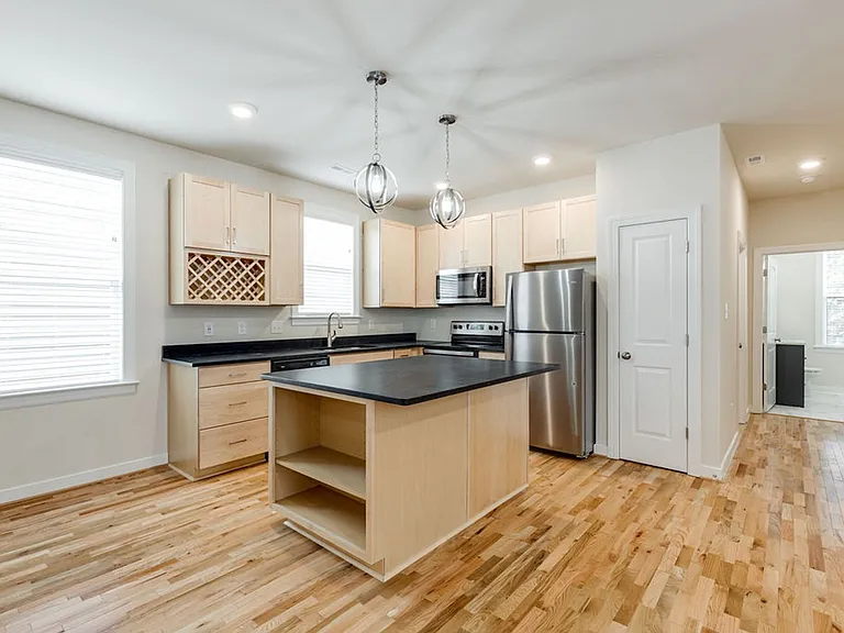 1101 Oakwood Ave — Photo 1