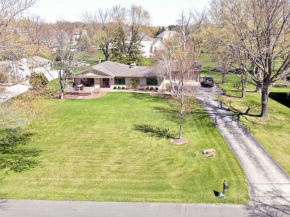 3rd image of 202 Lac La Belle Dr