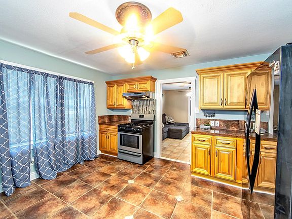 4th image of 104 Fern St