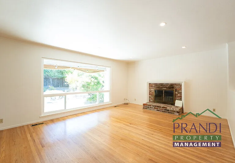 7 Edward Ave — Photo 3