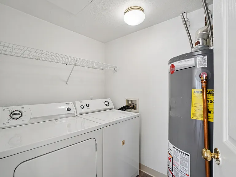 Sterling Pointe Apartments — Photo 33