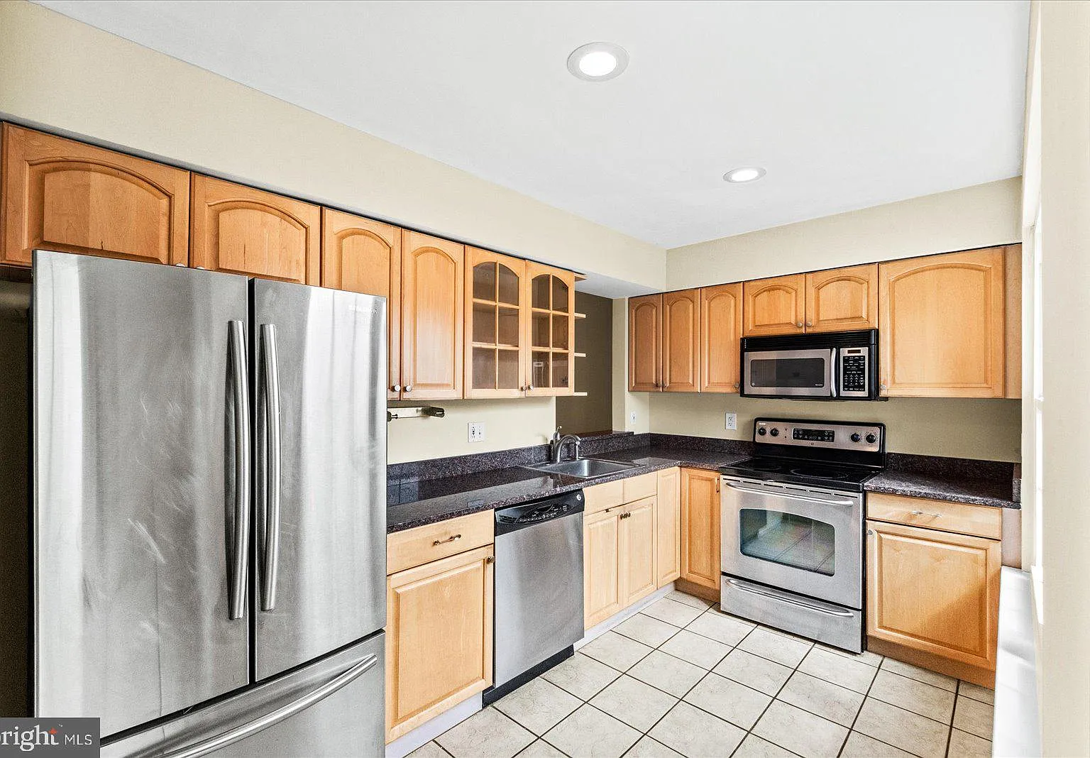 3 bed, 4.0 bath, 2070 sqft, $3,800 — Photo 4