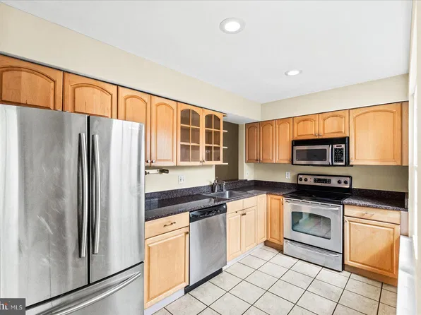 2112 Hutchison Grove Ct, Falls Church, VA 22043