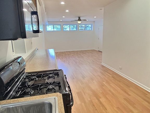 5th image of 2937 N Washtenaw Ave #1