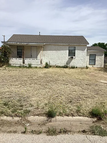 1005 E Brazos St Photo 1
