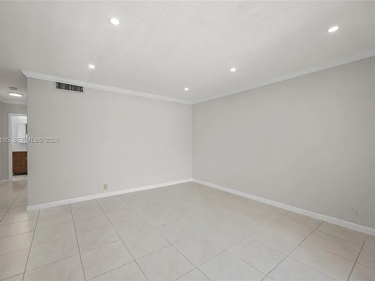5450 Hollywood Blvd #202 — Photo 7