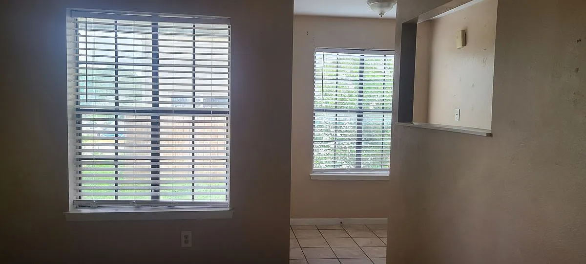 2 bed, 1.5 bath, 950 sqft, $1,050 — Photo 4