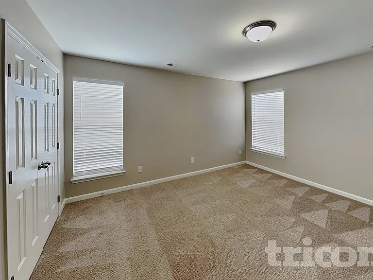 1002 Hollingdale Ct — Photo 13